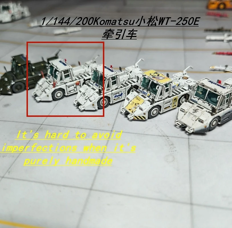 08 Ангар 1/200 1/144 Наземное обслуживание Komatsu WT-250 с прицепом для трактора в аэропорту Модель сцены 1