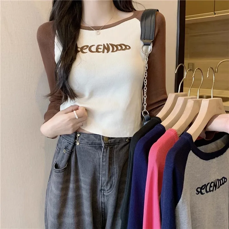 Осенняя новая короткая футболка с контрастным низом с буквенной вышивкой, круглым вырезом и рукавом реглан, приталенная женская футболка